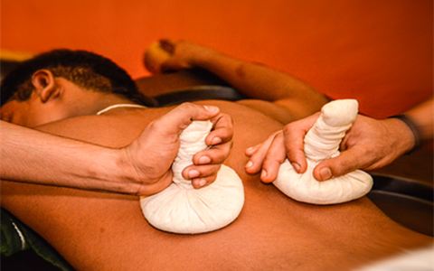 Njavarakizhi medicated rice therapy
